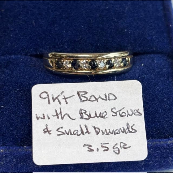 9KT BAND W/BLUE STONES & SMALL DIAMONDS - 3.5G - SZ 8 