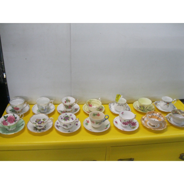 14 TEACUPS/SAUCERS
