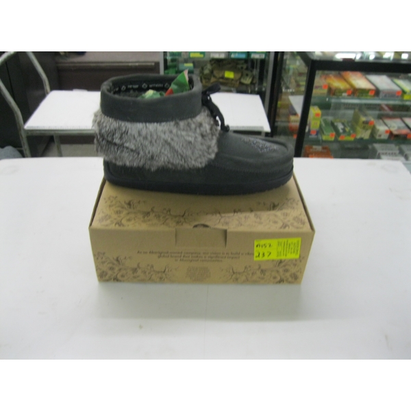 PAIR OF MANITOBAH MUKLUKS, SZ 11