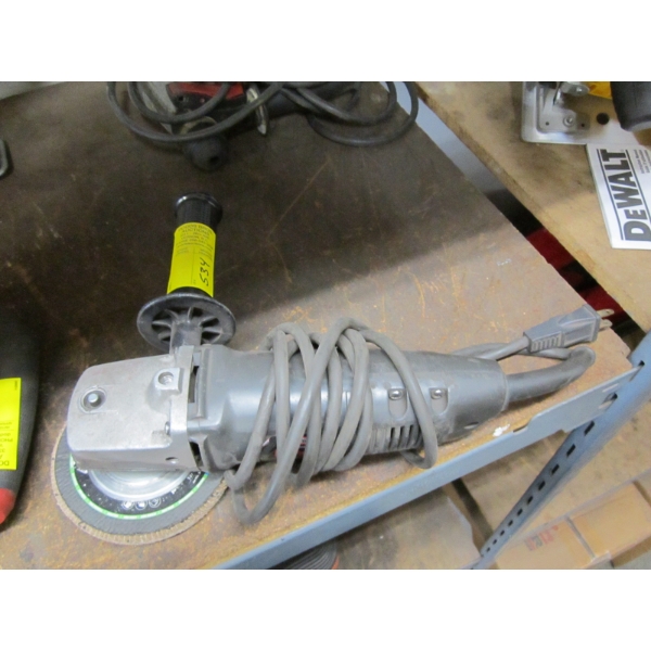 BLACK & DECKER 4.5" ANGLE GRINDER