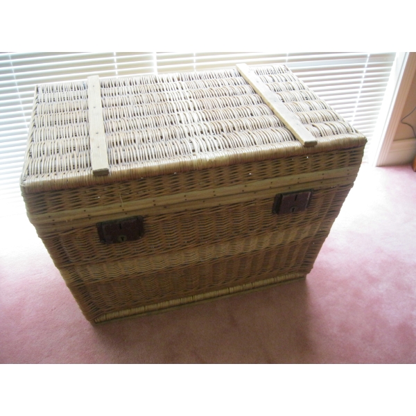 LG. WICKER BASKET/HAMPER