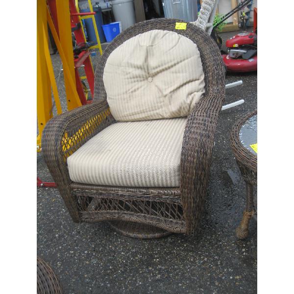 GLIDER SWIVEL WICKER LIKE PATIO CHAIR