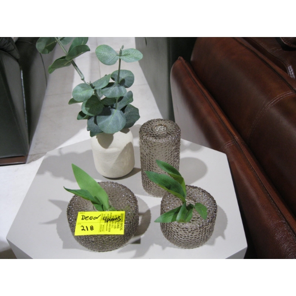 4 PIECES OF DÉCOR