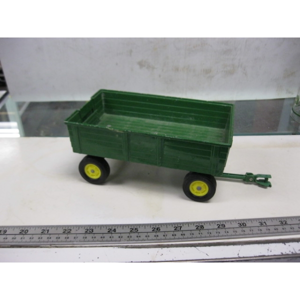 JOHN DEERE METAL WAGON