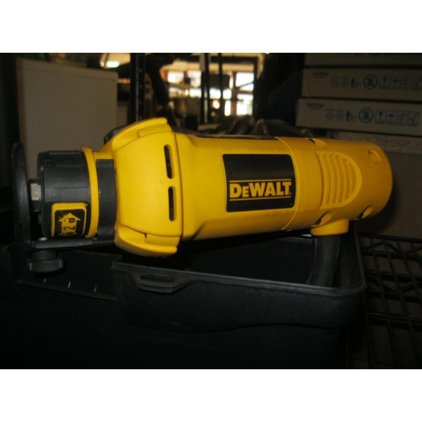 DEWALT DRYWALL CUTOUT TOOL