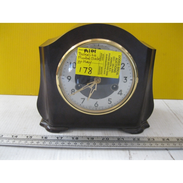 BAKELITE MANTLE CLOCK W/KEY