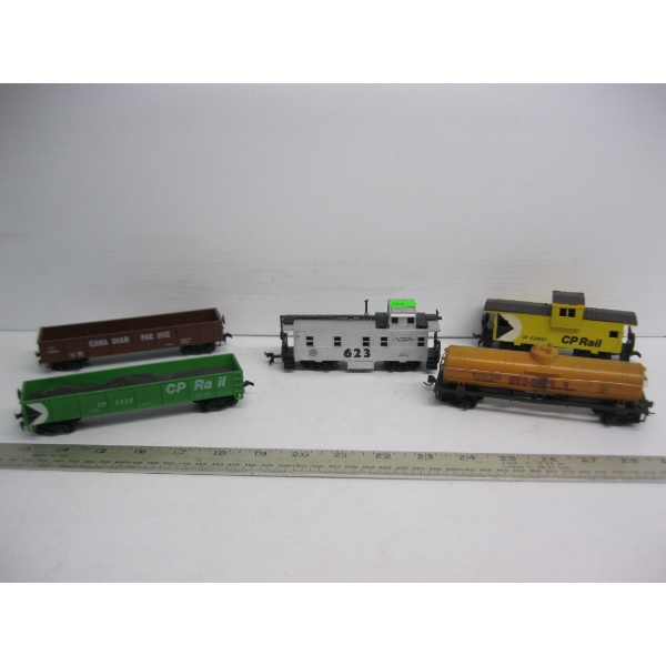 5 HO SCALE TRAIN CARS