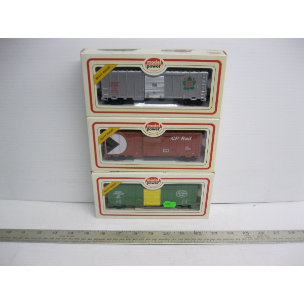 3 HO SCALE TRAIN CARS