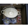 Image 3 : 2 BOXES OF MISC. BOWLS, DÉCOR, ETC.