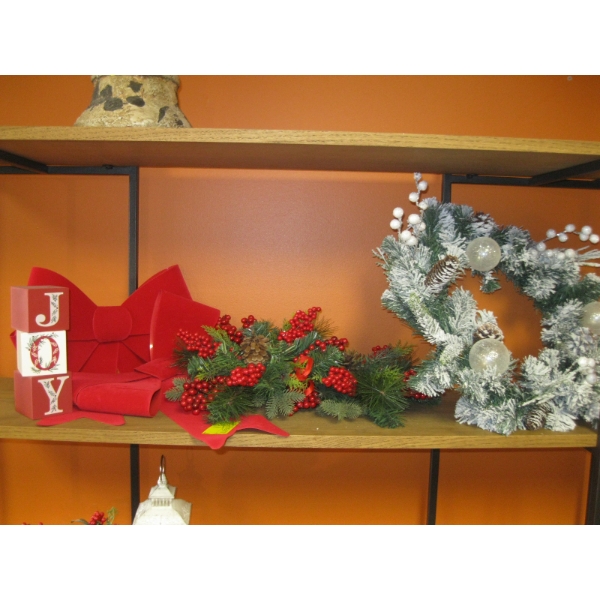 CHRISTMAS WREATH & DECORATIONS