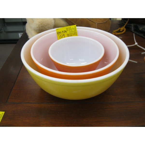 3 PYREX MIXING BOWLS