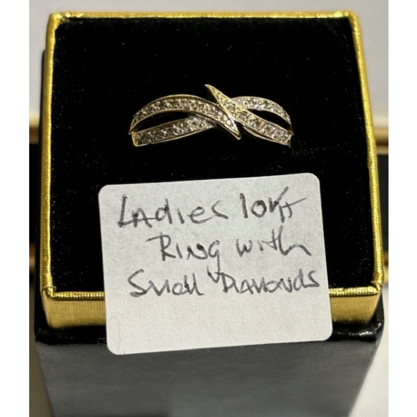 LADIES 10KT RING W/SMALL DIAMONDS - SZ 7 1/2