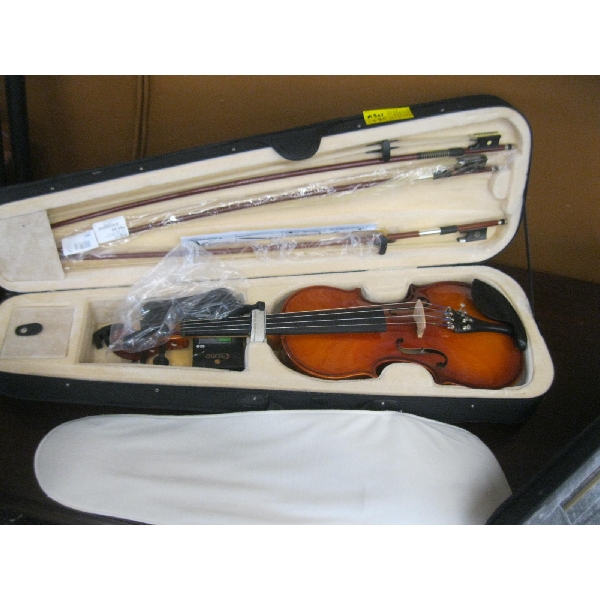 VIOLIN W/BOWS & CASE
