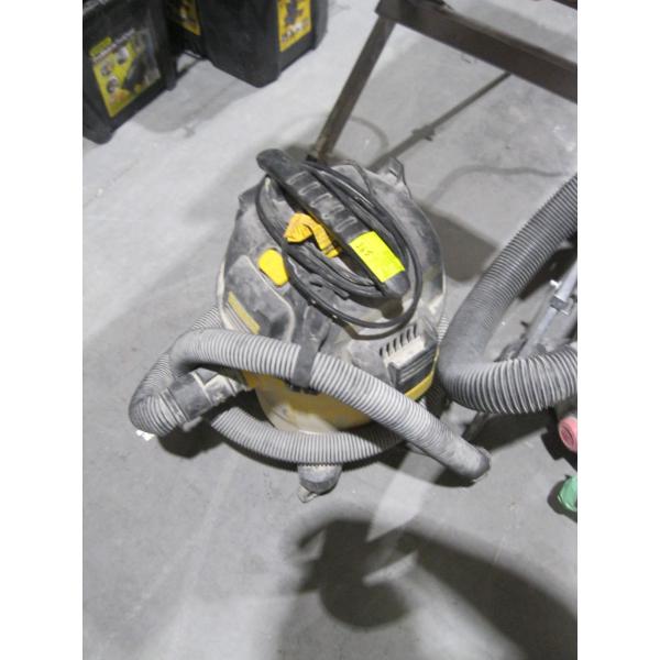 SM. DEWALT SHOP VAC