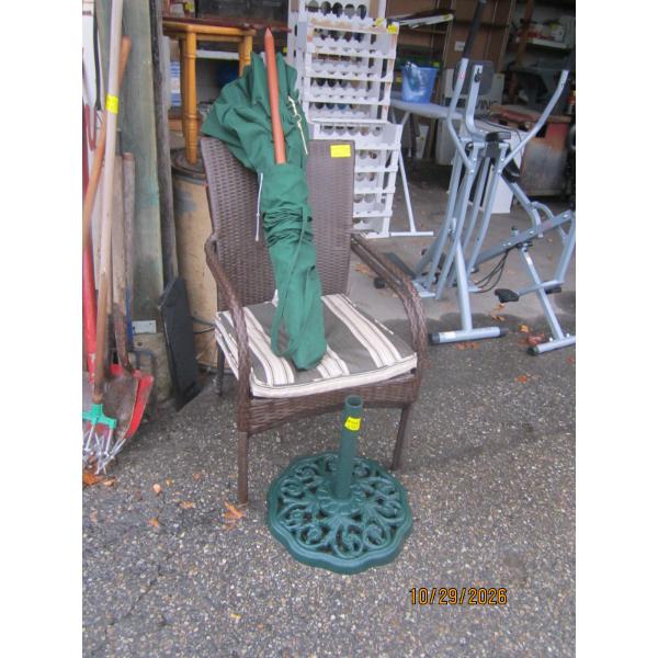 PAIR OF WICKER LOOK PATIO CHAIRS & A PATIO UMBRELLA STAND W/UMBRELLA