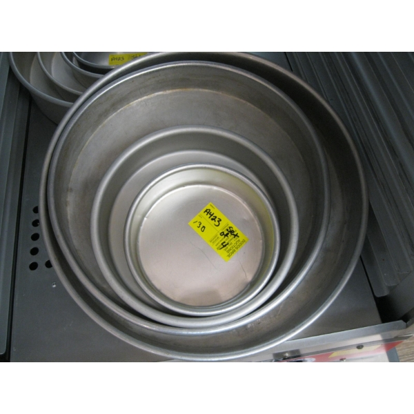 SET OF 4 ROUND CAKE PANS