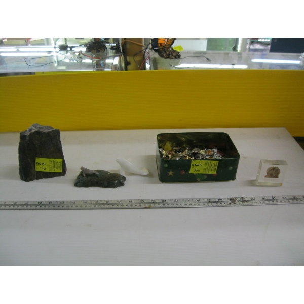 TIN OF MISC. COLLECTOR SPOONS, CARVINGS, ETC.