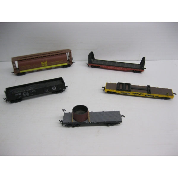 5 HO SCALE TRAIN CARS