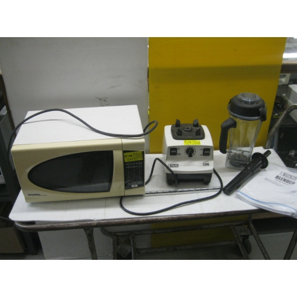 DANBY MICROWAVE & VITAMIX 5200