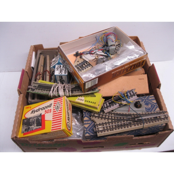 HO TRAIN SWITCHES, TRACK PIECES, ETC.