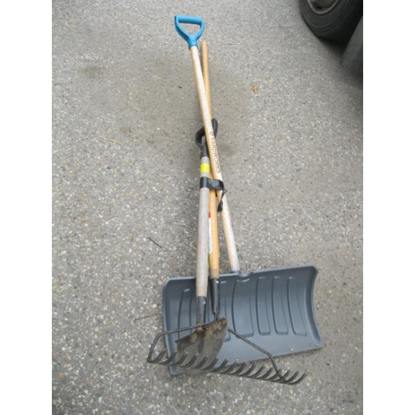 BUNDLE OF GARDEN TOOLS