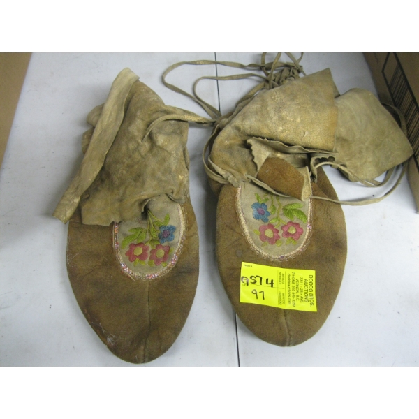 PAIR OF LEATHER EMBROIDERED MOCCASINS