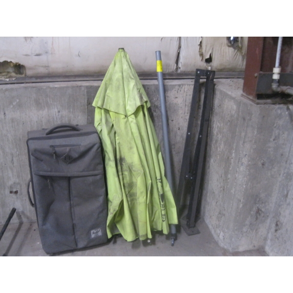 UMBRELLA W/TRIPOD STAND