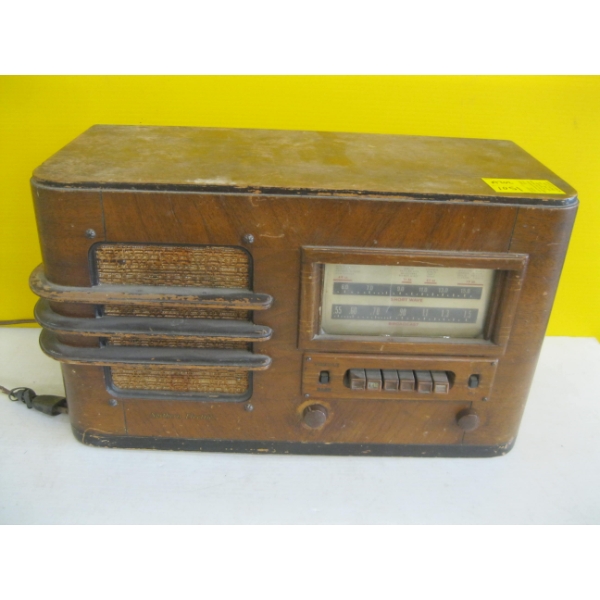 WOODEN MANTLE RADIO