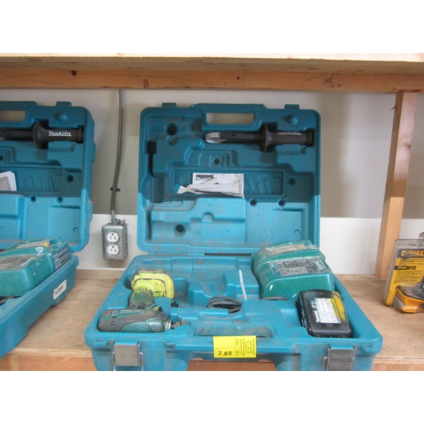MAKITA IMPACT GUN W/BATTERY, CHARGER & CASE