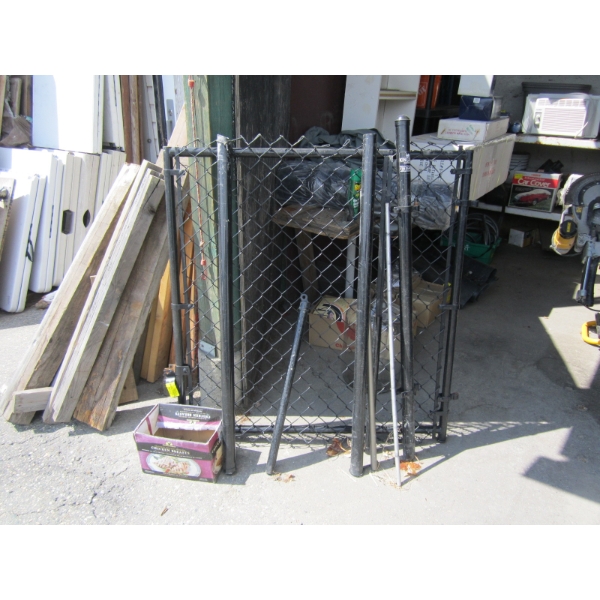 BLACK CHAIN-LINK GATE W/POLES & HARDWARE