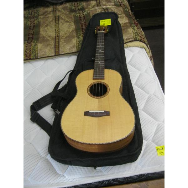 NEW UKULELE (BARATONE) W/CASE