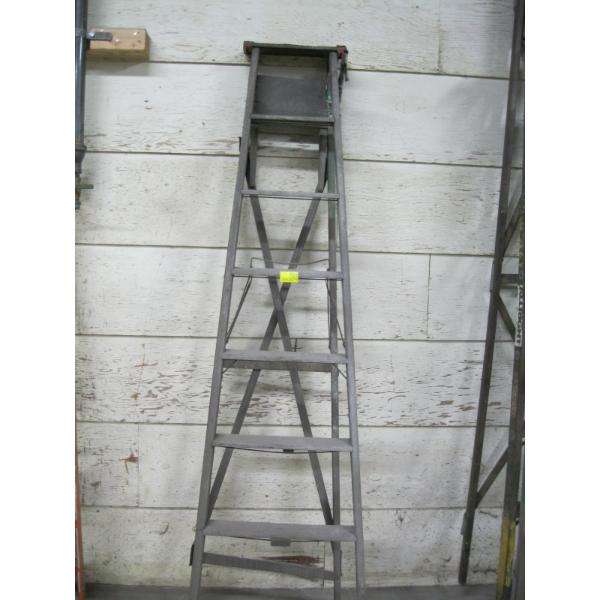 8' WOODEN STEPLADDER