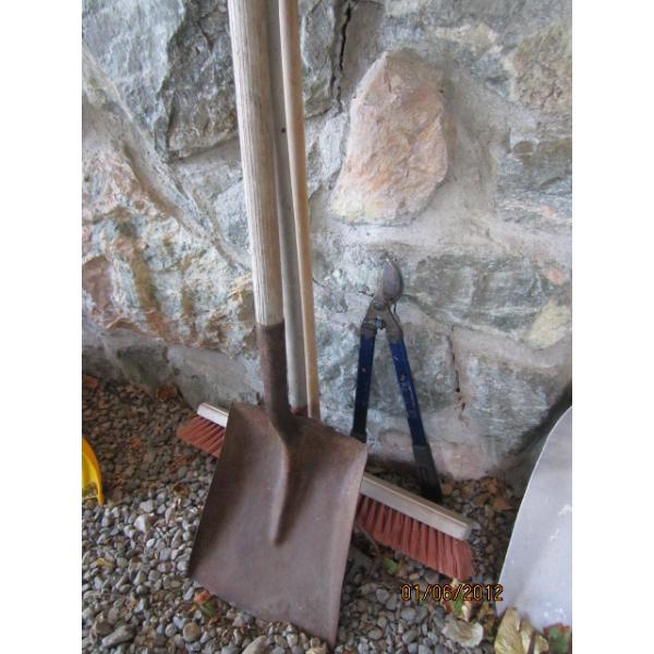 BUNDLE OF GARDEN TOOLS