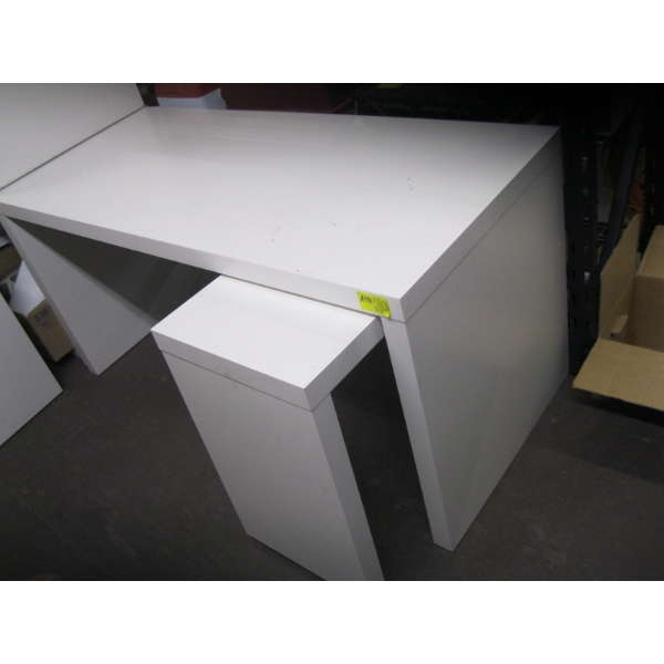 WHITE DESK W/RUN OFF
