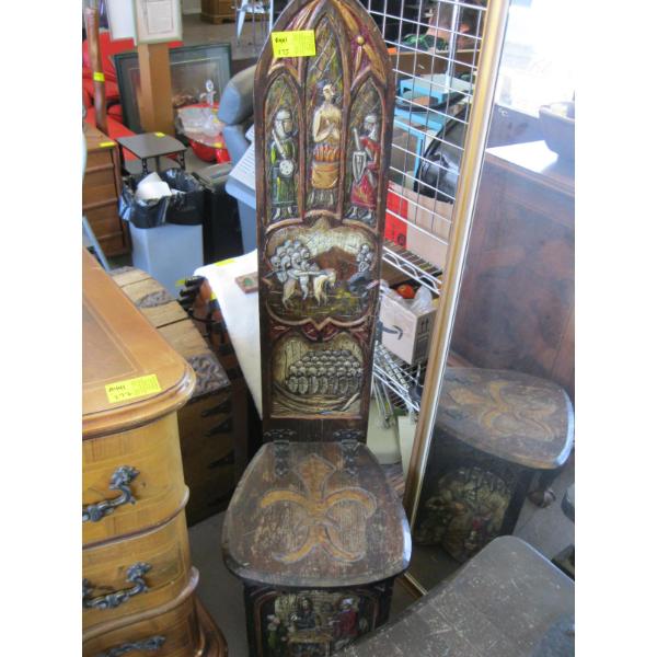 HEAVILY CARVED LIFT SEAT CHAIR