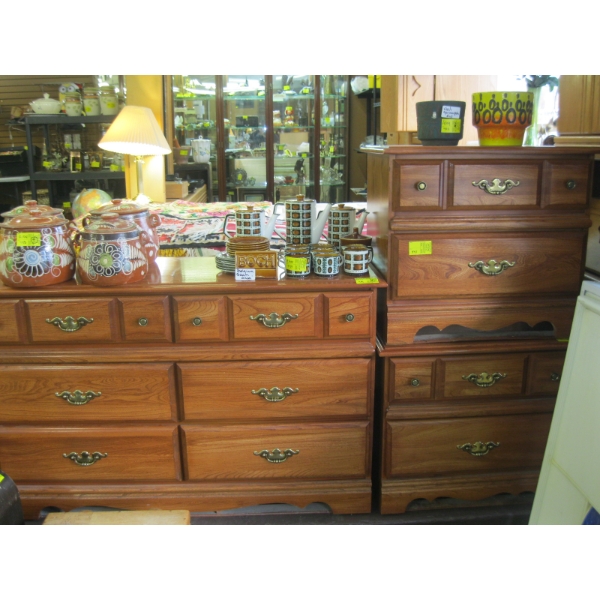 6 DRAWER WOODEN DRESSER & 2 MATCHING NIGHT TABLES
