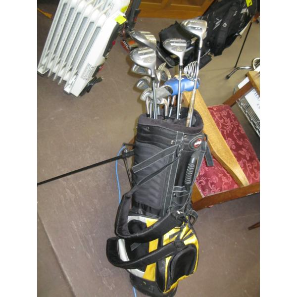 SET OF GOLF CLUBS IN ALIEN BAG W/STAND