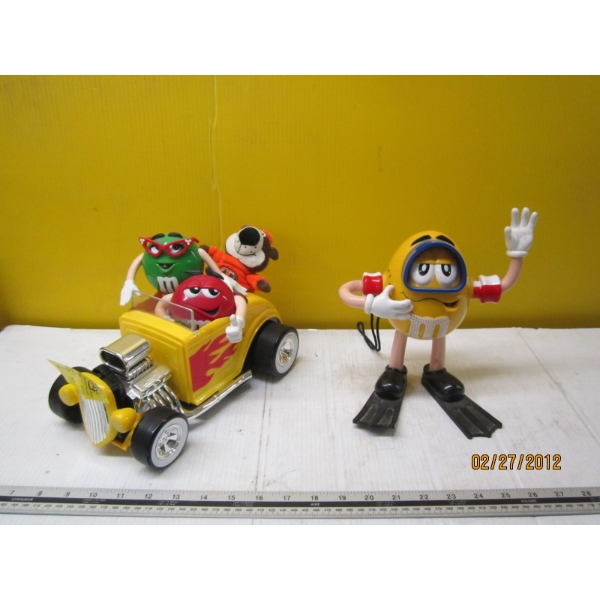 2 M&M FIGURINES