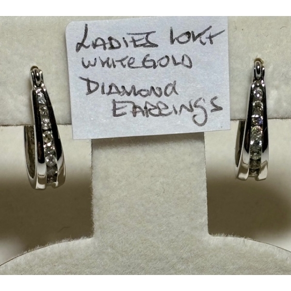LADIES 10KT WHITE GOLD DIAMOND EARRINGS