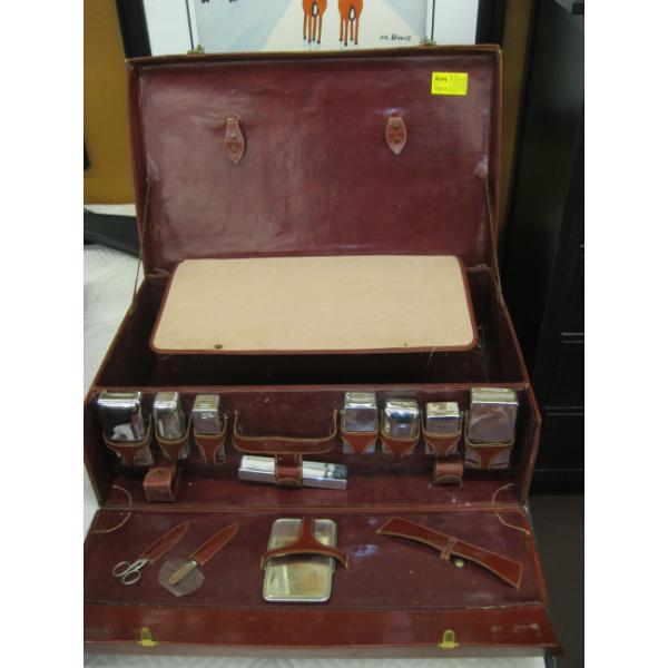 SUITCASE W/BUILT IN TOILETRIES SET