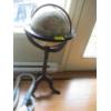 Image 1 : GLOBE ON STAND