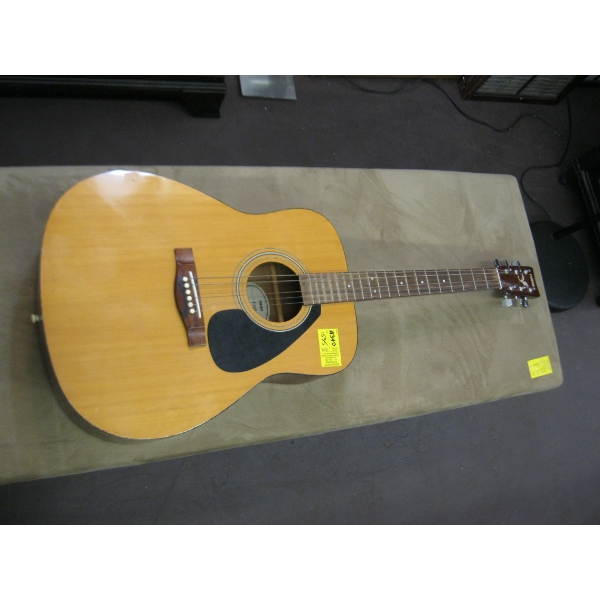 YAMAHA F-310 6 STRING ACOUSTIC GUITAR - MISSING 1 STRING