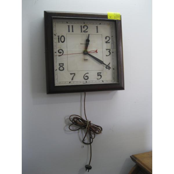VINTAGE NEW HAVEN WOOD CASED CLOCK