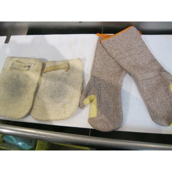 NEW PAIR OF OVEN MITTS & 2 OVEN PADS