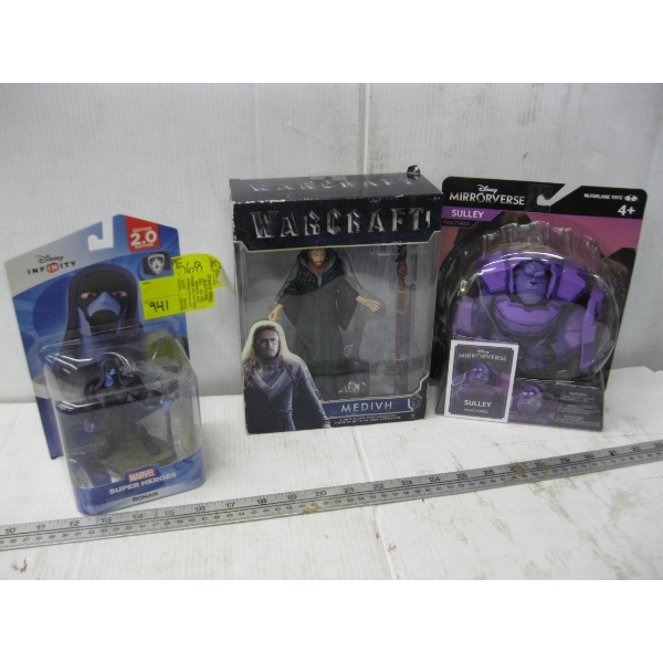 MARVEL SUPERHEROS FIGURINE, SKULLY FIGURINES & A WARCRAFT FIGURINE