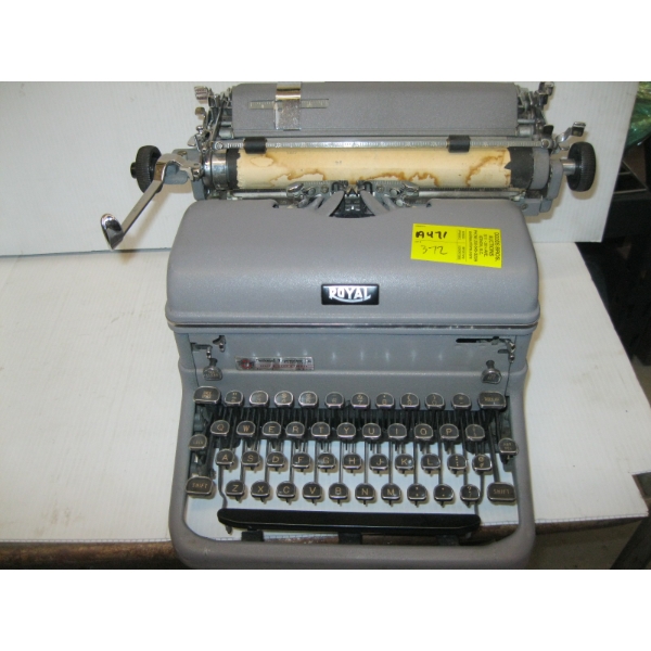 ROYAL MANUAL TYPEWRITER