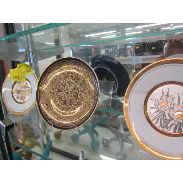 3 COLLECTOR PLATES ON STAND