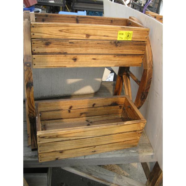 WAGON WHEEL LOOK PLANTER