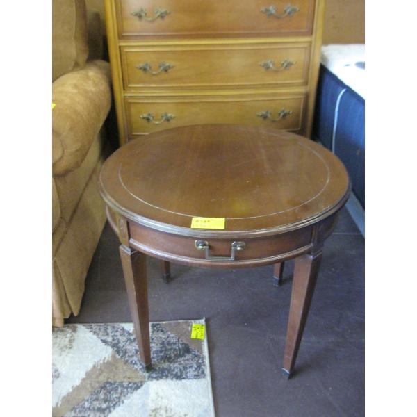 ROUND END TABLE 