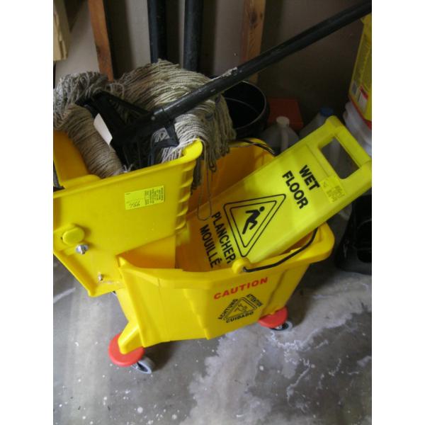 MOP BUCKET W/MOP & WET FLOOR SIGN